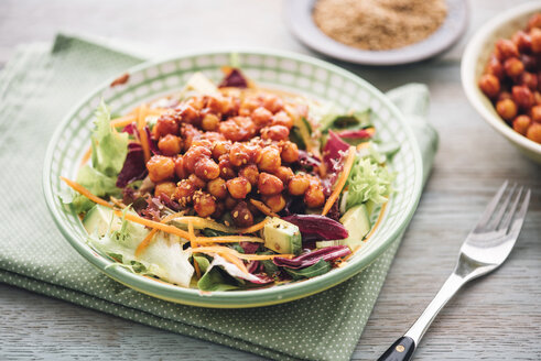 Gemischter Rohkostsalat mit Marinade, Tomate, geräuchertem Paprika, Honig, Sojasauce, Kichererbsen auf Teller - IPF000287