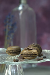 Schokoladenmacarons, Kaffeebohnen und Schokoladensplitter auf Tortenständer - ASF005845