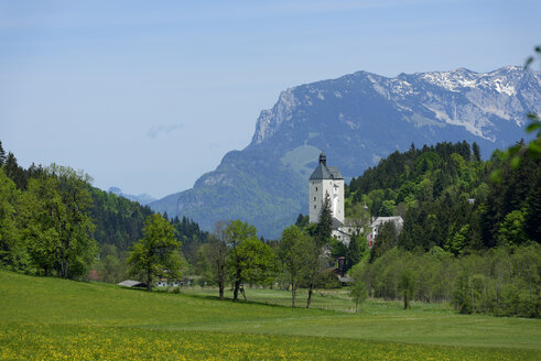 Österreich, Tirol, Inntal, Bezirk Kufstein, Mariastein mit Wallfahrtskirche und Bergfried - LBF001391