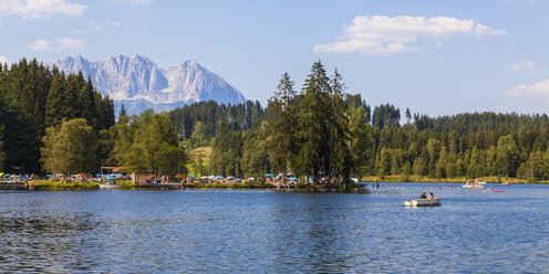 Österreich, Tirol, Kitzbühel, Schwarzsee mit Wilder Kaiser im Hintergrund - WDF003538