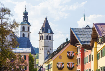 Austria, Tyrol, Kitzbuehel, old town, typical houses and churches - WDF003539