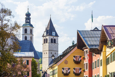 Österreich, Tirol, Kitzbühel, Altstadt, typische Häuser und Kirchen - WDF003539