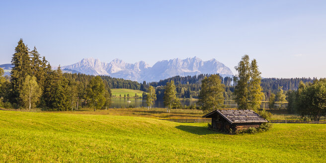 Österreich, Tirol, Kitzbühel, Schwarzsee, Hütte und Wilder Kaiser - WDF003543