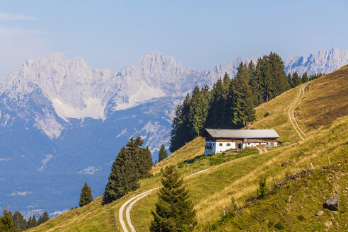 Österreich, Tirol, Kitzbühel, Bergbauernhof vor dem Kaisergebirge - WDF003544