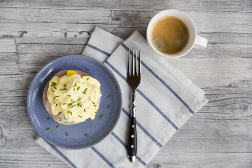 Egg benedict, blue plate, breakfast, egg, cooked ham, sauce hollandaise - SARF002582