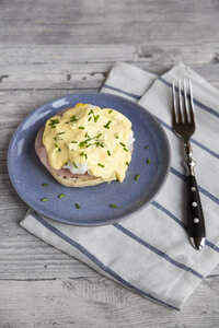 Ei benedict, blauer Teller, Frühstück, Ei, gekochter Schinken, Sauce Hollandaise - SARF002583