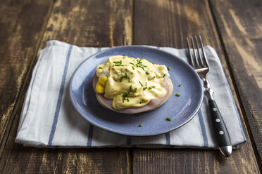 Ei benedict, blauer Teller, Frühstück, Ei, gekochter Schinken, Sauce Hollandaise - SARF002584