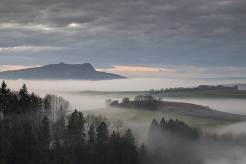 Deutschland, Baden-Württemberg, Landkreis Konstanz, Hegau, Vulkanlandschaft und Nebel - ELF001734