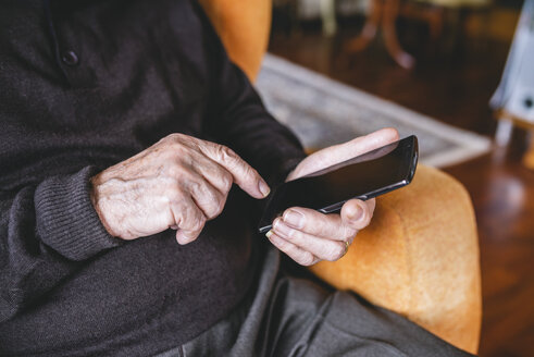 Hände eines älteren Mannes, der ein Smartphone benutzt, Nahaufnahme - GEMF000745