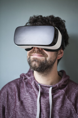 Mann mit Virtual-Reality-Brille, lizenzfreies Stockfoto