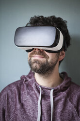 Mann mit Virtual-Reality-Brille - RBF004091