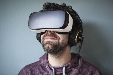 Man wearing Virtual Reality Glasses and headphones - RBF004092