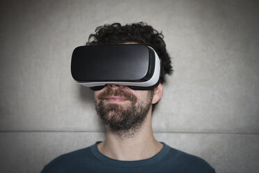 Smiling man wearing Virtual Reality Glasses - RBF004093