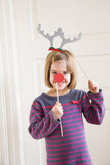 Porträt eines kleinen Mädchens mit Spielzeuggeweih und roter Nase - LVF004574
