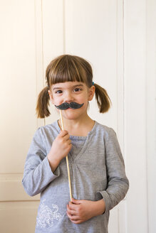 Porträt eines kleinen Mädchens mit Spielzeugschnurrbart - LVF004575