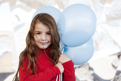 Porträt eines lächelnden kleinen Mädchens mit hellblauen Luftballons - VABF000220