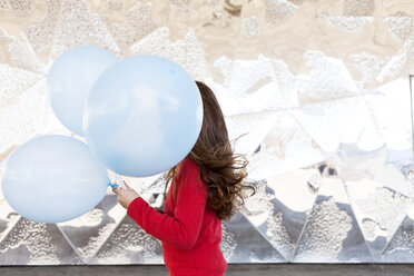 Kleines Mädchen Gesicht von hellblauen Ballon bedeckt - VABF000221