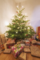 Lighted Christmas tree and Christmas presents - SHF001887