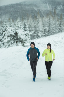 Ehepaar beim Langlauf im Winter - HAPF000247