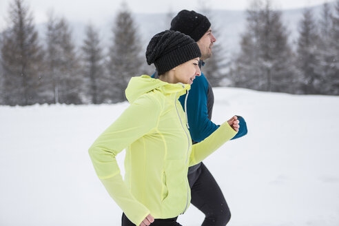 Ehepaar beim Langlauf im Winter - HAPF000248