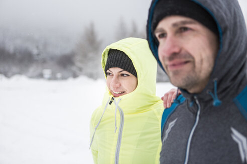 Paar in Outdoor-Kleidung genießt den Winter - HAPF000250