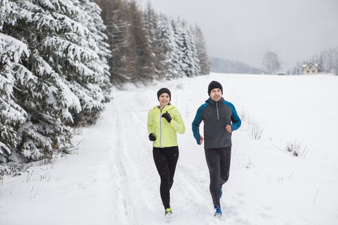 Ehepaar beim Langlauf im Winter - HAPF000254