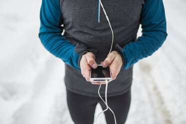 Runner listening to music in winter - HAPF000258