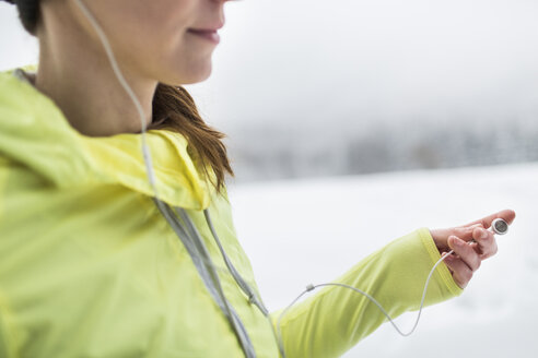 Läufer beim Musikhören im Winter - HAPF000260