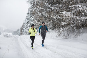 Ehepaar beim Langlauf im Winter - HAPF000264