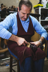 Shoemaker at work in his workshop - KIJF000191