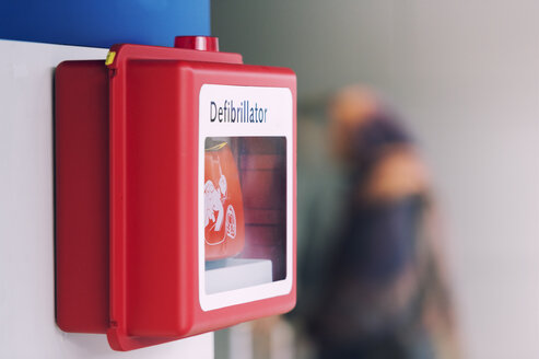 Defibrillator hängt an der Wand - FRF000393