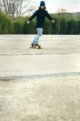 Junger Skateboarder - MGOF001466