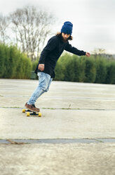 Junger Mann auf dem Skateboard - MGOF001467