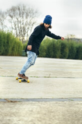 Young man skateboarding - MGOF001467