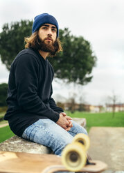 Porträt eines bärtigen jungen Skateboarders - MGOF001469