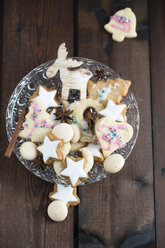 Christmas cookies in bowl, cinnamon star, almond cookie, aniseed biscuit - MYF001361