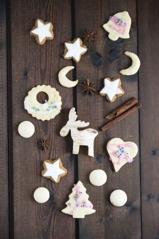 Weihnachtsplätzchen auf Holz, Zimtstern, Mandelplätzchen, Anisplätzchen, lizenzfreies Stockfoto