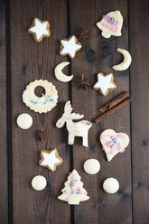 Christmas cookies on wood, cinnamon star, almond cookie, aniseed biscuit - MYF001362