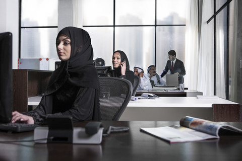 Geschäftsfrauen aus dem Nahen Osten, die im Büro arbeiten, lizenzfreies Stockfoto