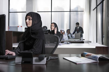 Geschäftsfrauen aus dem Nahen Osten, die im Büro arbeiten - ZEF008578