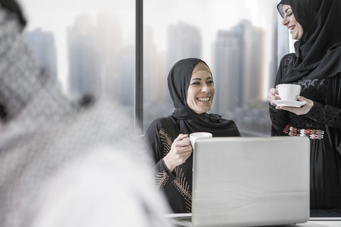 Geschäftsfrau aus dem Nahen Osten im Amt, lizenzfreies Stockfoto