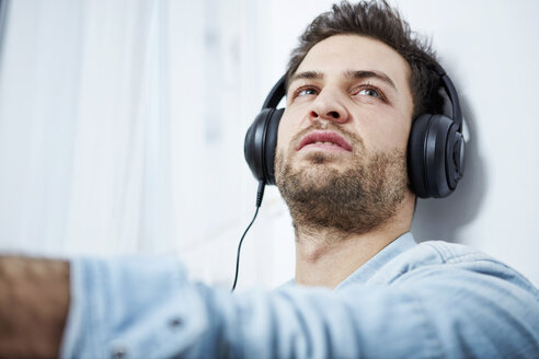 Young man wearing headphones - SEGF000458