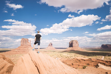 USA, Utah, Tourist auf der Suche nach Monument Valley - EPF000010