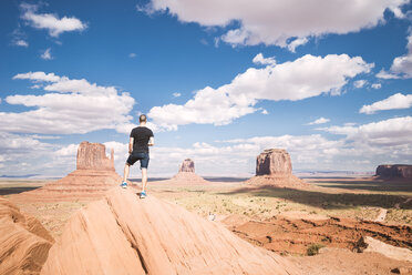 USA, Utah, Tourist looking to Monument Valley - EPF000010