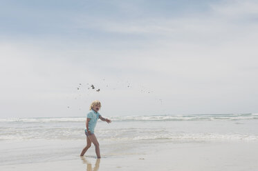 Frankreich, Bretagne, Finistere, Pointe de la Torche, Junge spielt am Strand - MJF001791