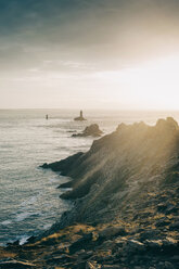 Frankreich, Bretagne, Pointe du Raz, Sonnenuntergang an der Küste mit den Leuchttürmen Phare de la Vieille und Phare de Tevennec - MJF001799