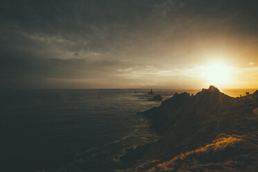 Frankreich, Bretagne, Pointe du Raz, Sonnenuntergang an der Küste mit den Leuchttürmen Phare de la Vieille und Phare de Tevennec - MJF001801