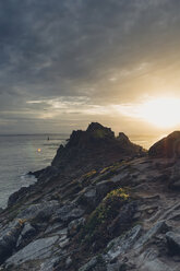 France, Brittany, Pointe du Raz, sunset at the coast - MJ001802