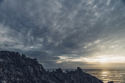 Frankreich, Bretagne, Pointe du Raz, Sonnenuntergang an der Küste, lizenzfreies Stockfoto