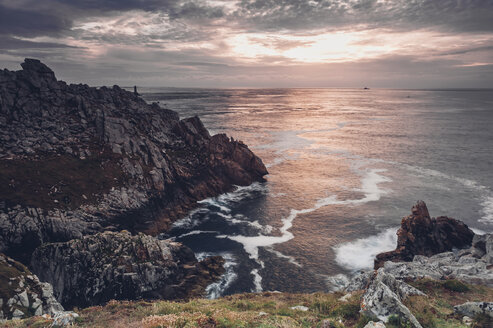 Frankreich, Bretagne, Pointe du Raz, Sonnenuntergang an der Küste - MJF001804